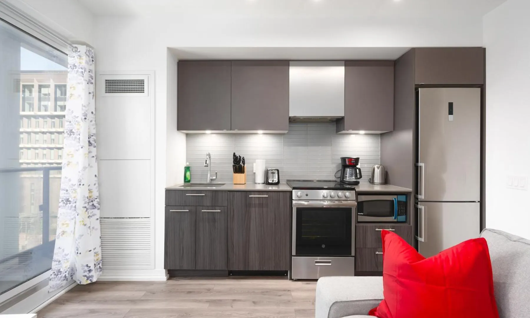 Jarvis Apartment 2*, Toronto