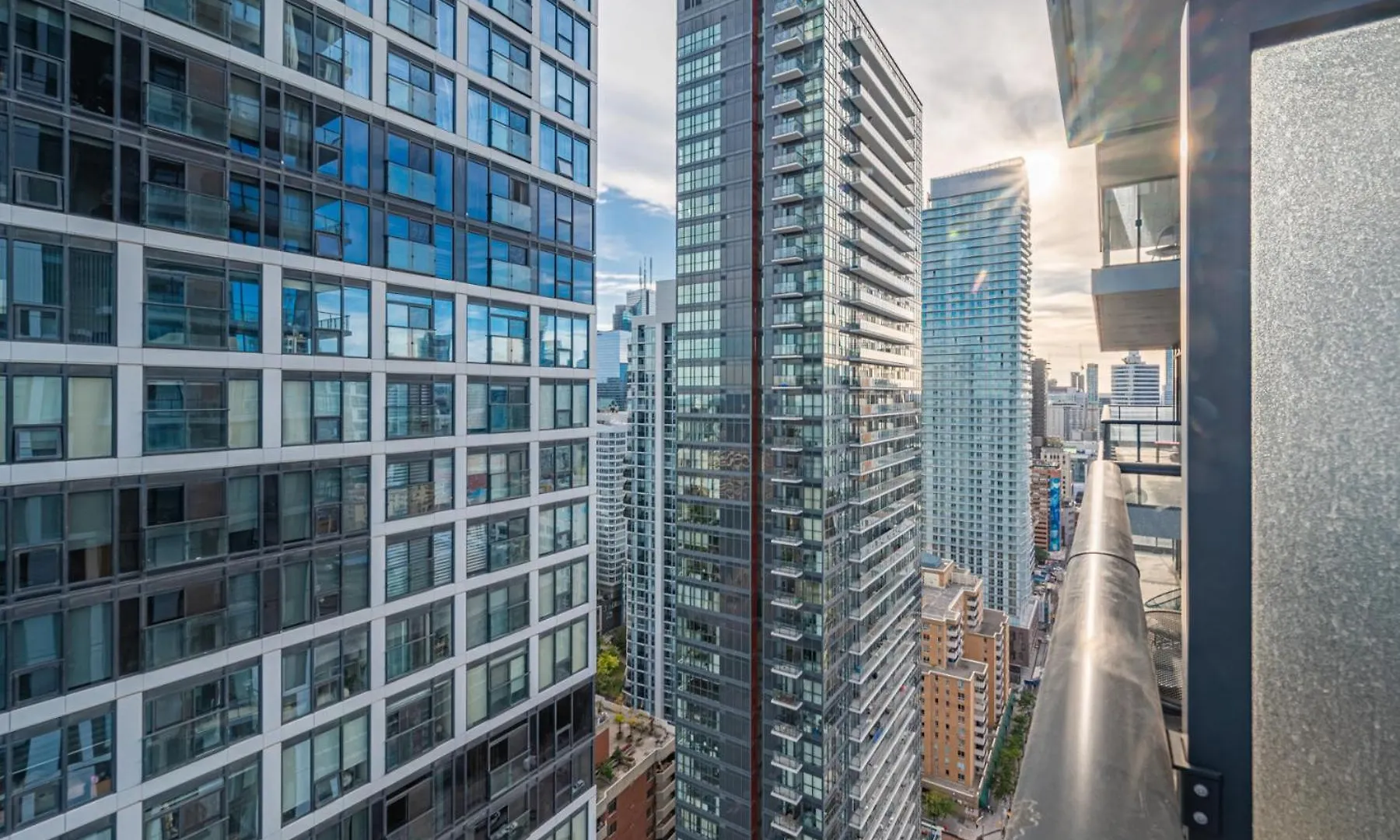 Jarvis Apartment 2*, Toronto